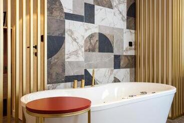 هتل Golden Queen Deluxe Jacuzzi Apartments   Old Town