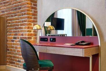 هتل Golden Queen Deluxe Jacuzzi Apartments   Old Town