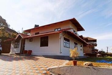 펜션 Coorg Kairav Homestay