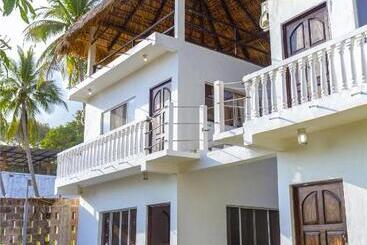 Yalí Sunzal Hotel   La Libertad
