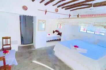 تختخواب و صبحانه Bwejuu Garden View Bungalows