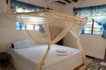 تختخواب و صبحانه Bwejuu Garden View Bungalows