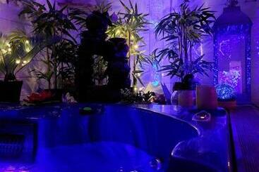 Bed and Breakfast La Chaumière De La Forêt Enchantée, Week End Insolite, Avec Jacuzzi Privatif Dans Espace Bien Etre