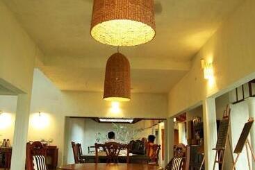 استراحتگاه Cranganor History Café & Riverside Château