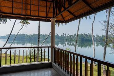 استراحتگاه Cranganor History Café & Riverside Château
