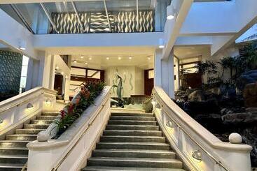 Waikiki Beach Experience! Luxury Oceanview Suite!