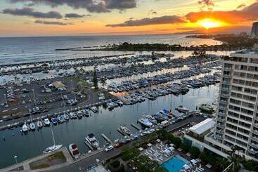 Waikiki Beach Experience! Luxury Oceanview Suite!