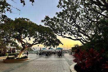 Waikiki Beach Experience! Luxury Oceanview Suite!