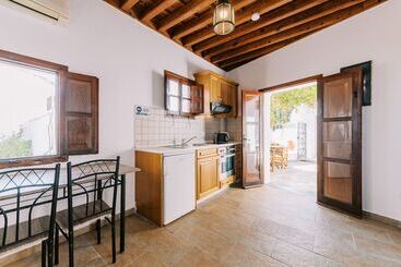 هتل Arte Lindos Suites