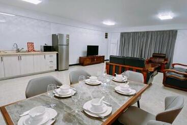 هتل Ocean Breeze Apartment