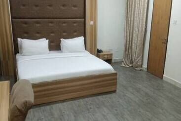 هتل Sky Suites