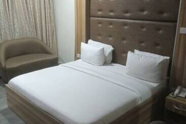 هتل Sky Suites