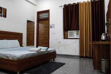 هتل Taj Street Hostel
