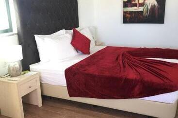 تختخواب و صبحانه Lali S House