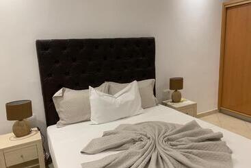 تختخواب و صبحانه Lali S House