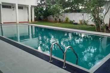 تختخواب و صبحانه The Bungalow Hambantota