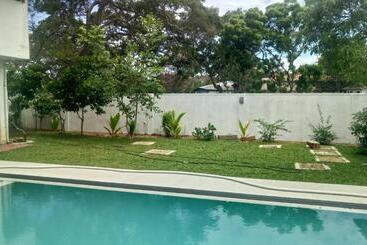 تختخواب و صبحانه The Bungalow Hambantota