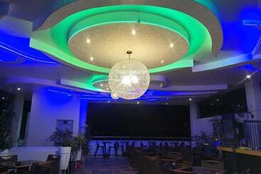 هتل Plaza Del Bosque Inn