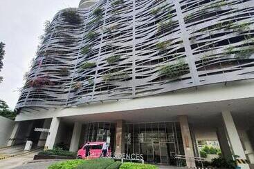 تختخواب و صبحانه Calyx Residences