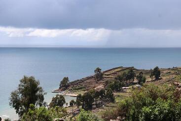 تختخواب و صبحانه Taquile Lodge White Sand