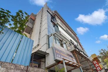 호텔 J.b. Boarding And Lodging