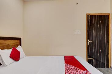 호텔 J.b. Boarding And Lodging