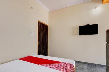호텔 J.b. Boarding And Lodging