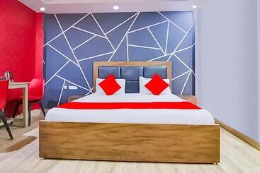 هتل Stay With Classic Near Sarai Kale Khan Metro