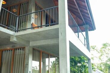 هتل Villa Rumassala Luxury Chalets Unawatuna