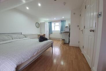 پانسیون Eastwood Rooms