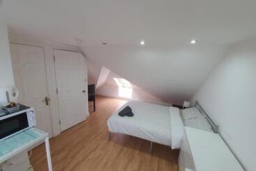 پانسیون Eastwood Rooms
