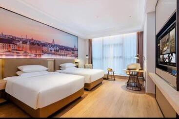 Vienna International Hotel Shenzhen Baolong Subway Station Branch
