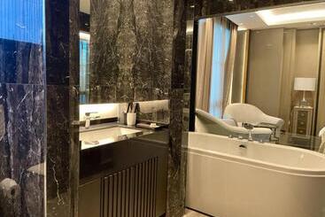5mins Walk To Various Night Market @stratregic & Spacious Space At The Erawan Condo 8pax With Bathu