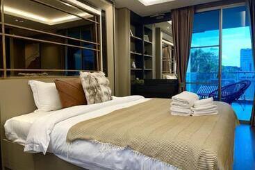 5mins Walk To Various Night Market @stratregic & Spacious Space At The Erawan Condo  8pax With Bathu