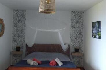 تختخواب و صبحانه Les Oliviers Sous Le Cocotier Chambre D Hôtes