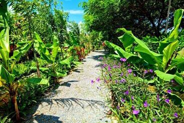 هتل Chomka Thnong Resort