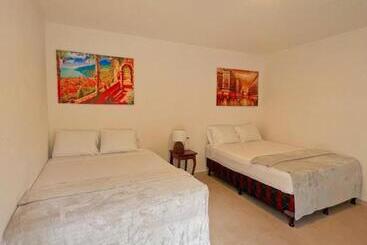هتل Hostal Las Palmeras