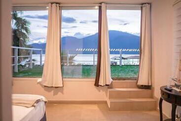هتل Hostal Las Palmeras
