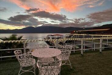 هتل Hostal Las Palmeras