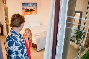هتل Hostal Las Palmeras