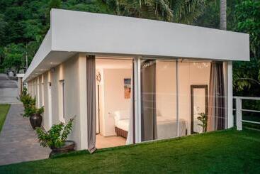 هتل Hostal Las Palmeras