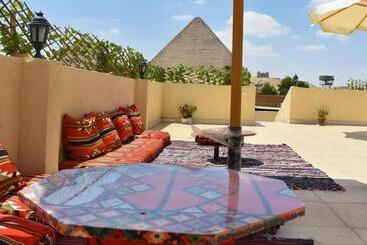 هتل Puzzle Pyramids Inn