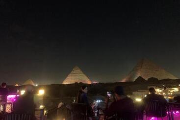 هتل Puzzle Pyramids Inn