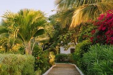 هتل Zangreen Bungalows