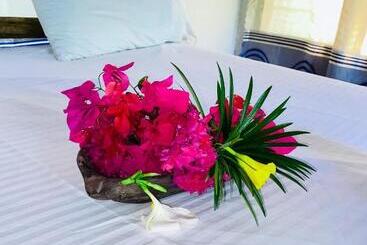 تختخواب و صبحانه Bwejuu Garden View Bungalows