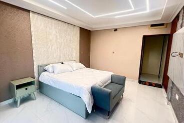 هتل Deluxe 12 Jinja Pool Apartments