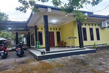 Отель Oyo 93408 Penginapan Annisya