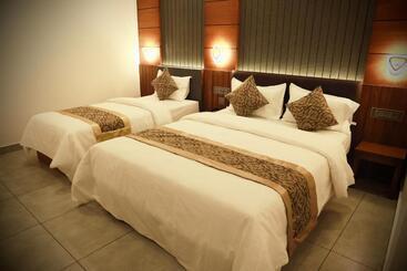 هتل Silverstone Inn