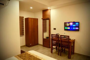 هتل Silverstone Inn