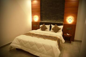 هتل Silverstone Inn
